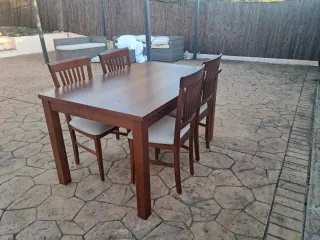 Mesa de comedor de madera
