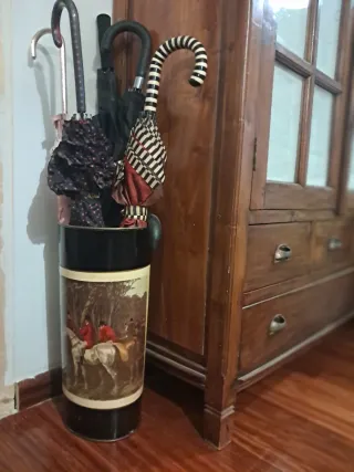 Paragüero antiguo con escena de caza