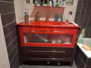 Lavabo de crista rojo y mueble de baño madera. 1m