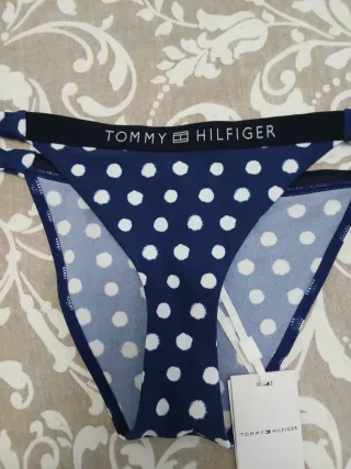 Bikini Tommy Hilfiger azul con lunares blancos