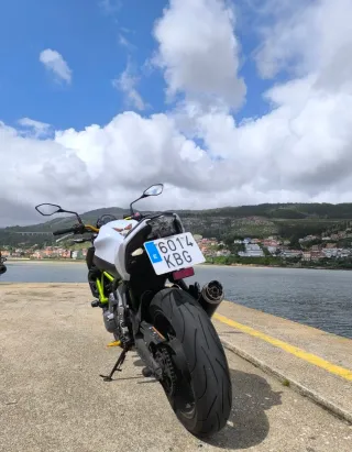 Kawasaki Z650 Naked Blanca y Verde