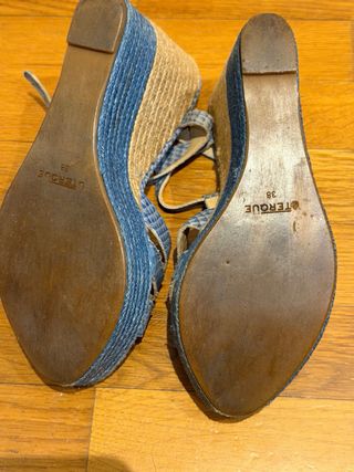 Sandalias cuña Uterqüe piel serpiente