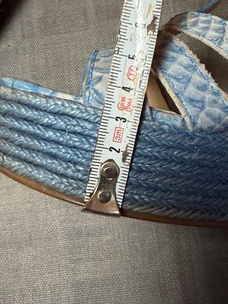 Sandalias cuña Uterqüe piel serpiente