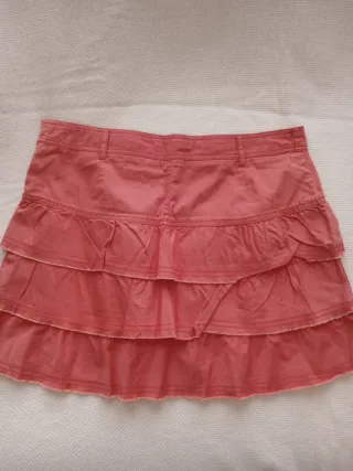 Minifalda color coral con volantes