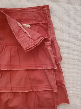 Minifalda color coral con volantes