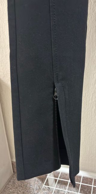 Pantalón negro elástico con abertura de cremallera