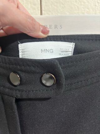 Pantalón negro elástico con abertura de cremallera