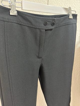 Pantalón negro elástico con abertura de cremallera