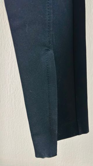 Pantalón negro elástico con abertura de cremallera