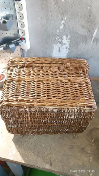 Cesta mimbre antigua cierre metálico