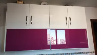 Mueble alto cocina blanco y morado