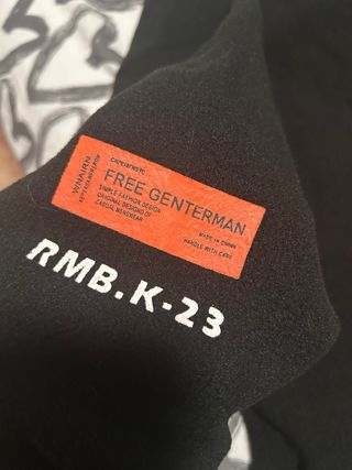 Sudadera Negra con Estampado Naranja Talla L