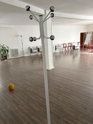 Perchero de pie blanco metal