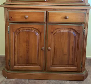 Vitrina madera y cristal con detalles verdes