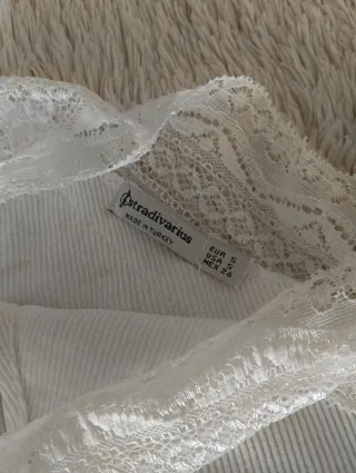 Camiseta Stradivarius encaje blanco Talla S