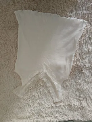 Camiseta Stradivarius encaje blanco Talla S