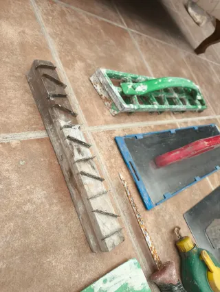 Lote de herramientas de yesero, albañil o pintor.