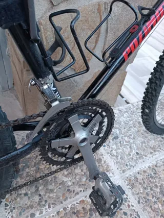 Bicicleta de montaña negra