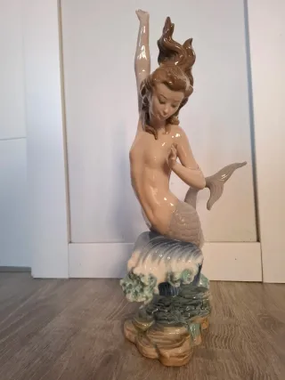 Estatua de sirena en roca
