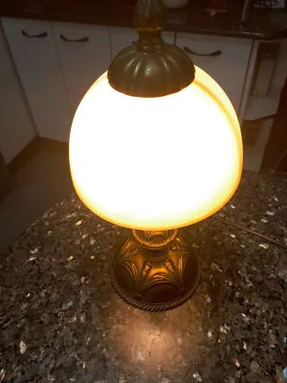 Lámpara de mesa vintage beige y dorada una joya