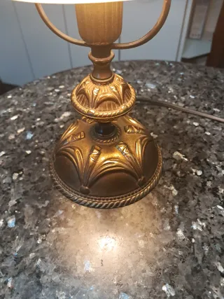 Lámpara de mesa vintage beige y dorada una joya