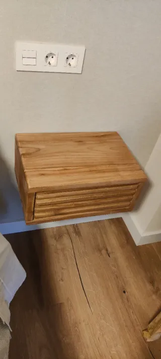 Mesita flotante de noche de madera