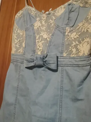 Vestido vaquero con encaje y lazo