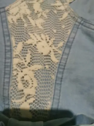 Vestido vaquero con encaje y lazo