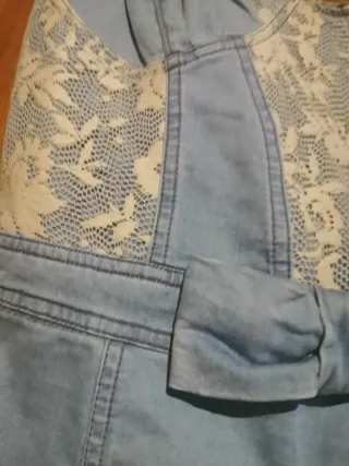 Vestido vaquero con encaje y lazo
