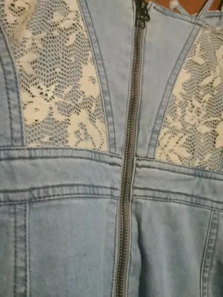 Vestido vaquero con encaje y lazo