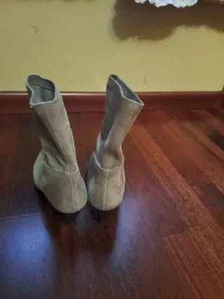 Botines serraje tacón punta beige