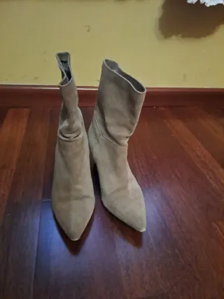 Botines serraje tacón punta beige