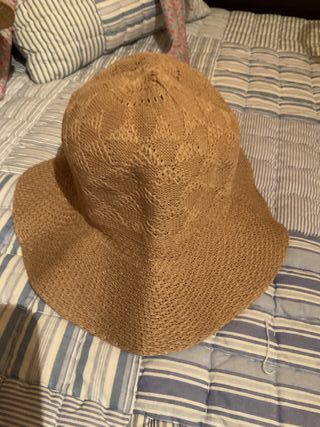 Sombrero de paja tejido color beige