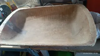 Duerna antigua de madera maciza, de una sola pieza
