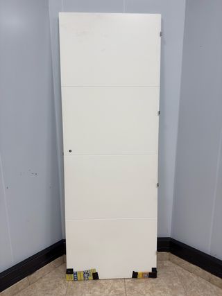 Puerta blanca moderna. Nueva.