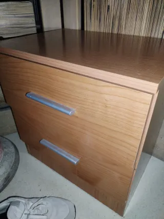 Mesita de noche de madera con 2 cajones