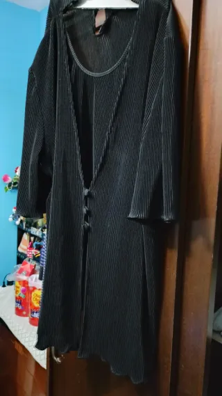 Blusa negra plisada con botones