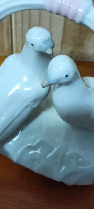 Figura de porcelana de dos palomas
