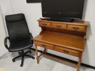 Escritorio madera + Sillón piel + TV 32