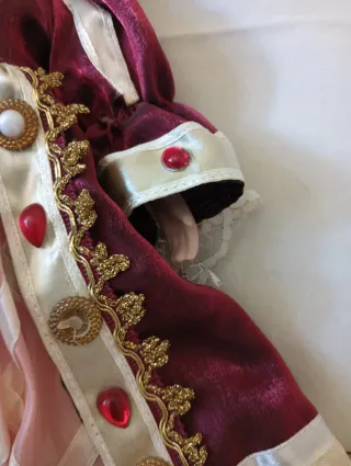 Bellissima bambola porcellana regina