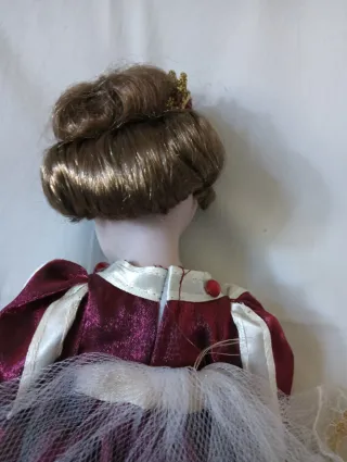 Bellissima bambola porcellana regina