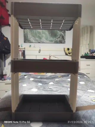 Estantería de plástico gris y blanco con ruedas