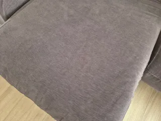 Sofá chaise longue gris y multicolor