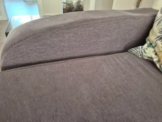 Sofá chaise longue gris y multicolor