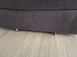 Sofá chaise longue gris y multicolor