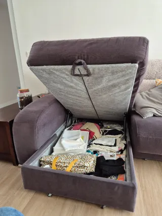 Sofá chaise longue gris y multicolor