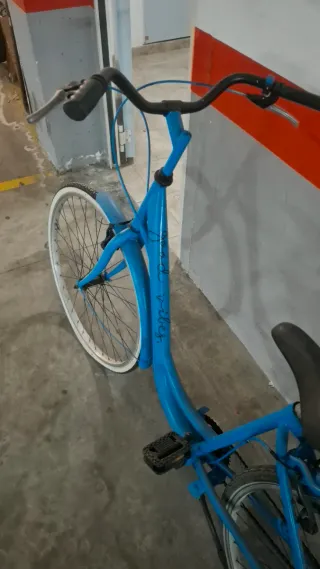 Bicicleta de paseo azul