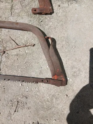2 Sierras de arco oxidadas