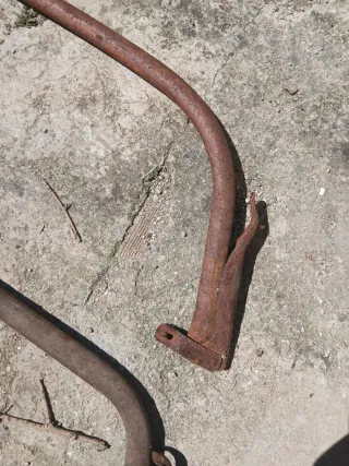2 Sierras de arco oxidadas