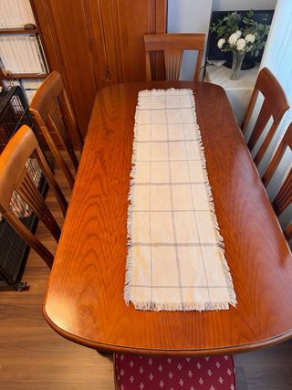 Mesa de comedor de madera de pino con 6 sillas.